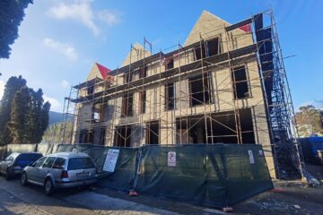 Clădire în stil englezesc, ridicată aproape de intrarea în Piața Mică