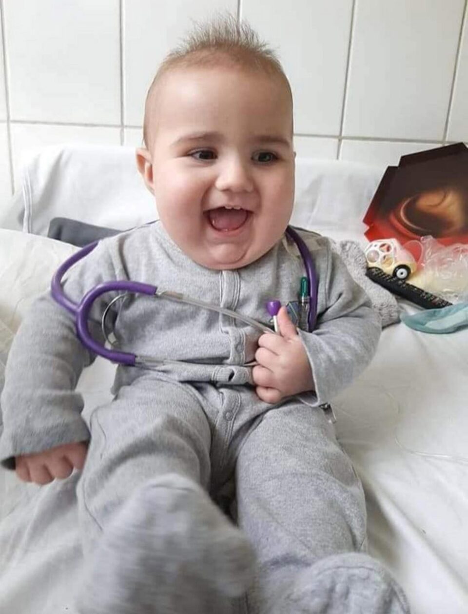 Matei este un bebeluș simpatic, care gângurește vrute și nevrute, atunci când nu plânge din cauza febrei sau a altor neplăceri cauzate de boală