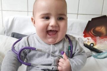 Matei este un bebeluș simpatic, care gângurește vrute și nevrute, atunci când nu plânge din cauza febrei sau a altor neplăceri cauzate de boală