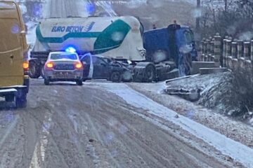 Un autotren cu anvelopele uzate, implicat într-un accident la Dărmănești, pe ninsoare