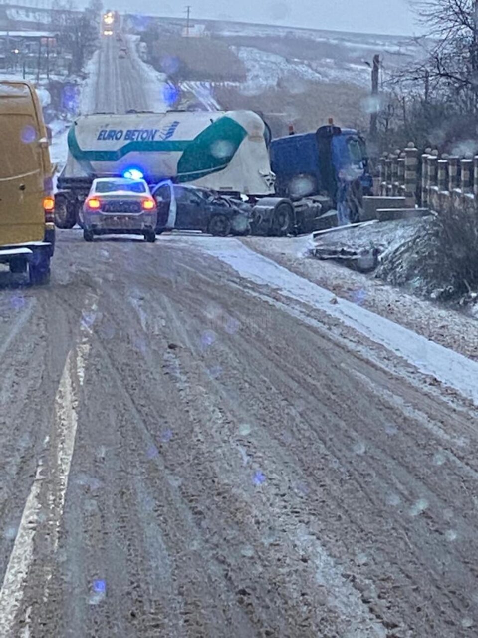 Un autotren cu anvelopele uzate, implicat într-un accident la Dărmănești, pe ninsoare Un autotren cu anvelopele uzate, implicat într-un accident la Dărmănești, pe ninsoare