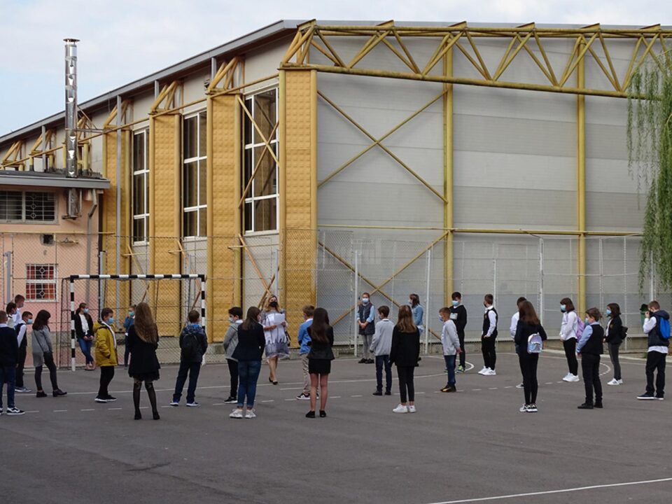 Sala de sport a Școlii Nr. 11 „Miron Costin”, una din cele șase locații pentru vaccinarea anti-covid