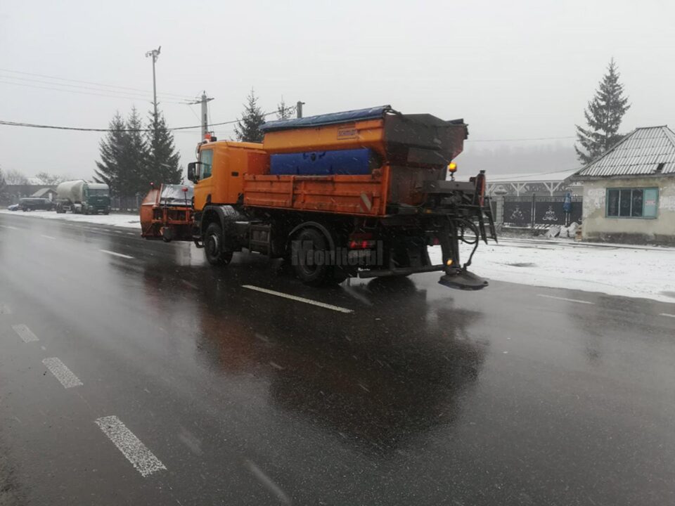 Intervenție de combatere a poleiului pe drumurile din județ