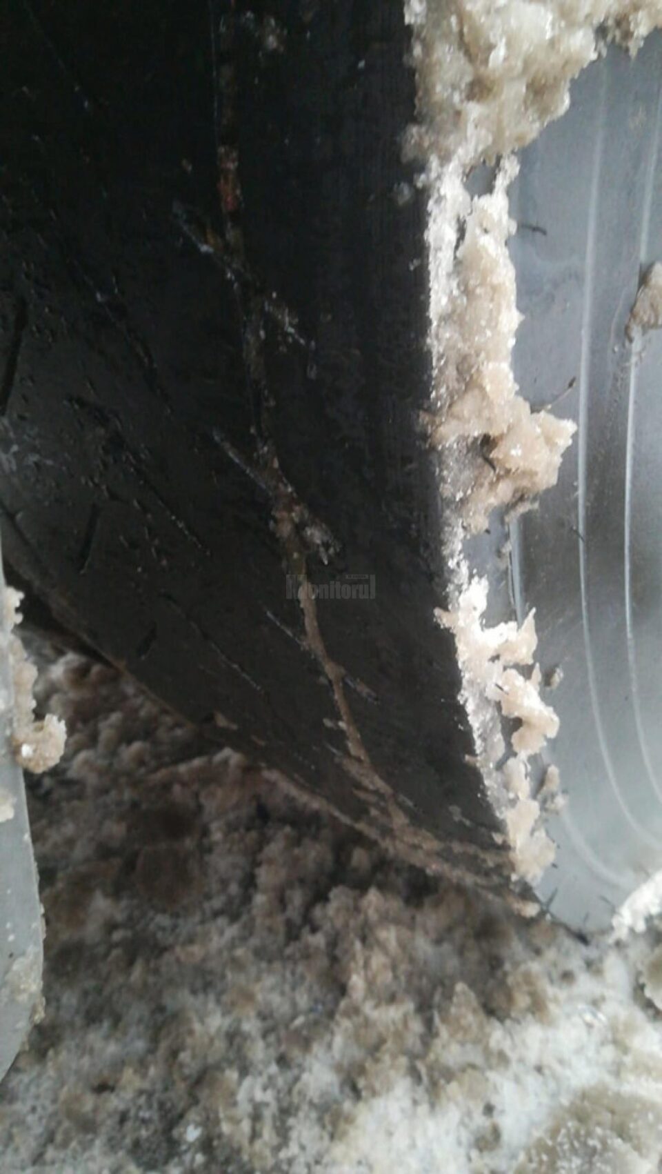 Accident la Dărmănești din cauza cauciucurilor uzate ale autotrenului implicat