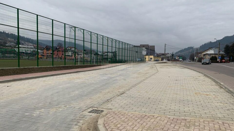 Parcarea nouă amenajată în apropierea stadionului din Vatra Dornei