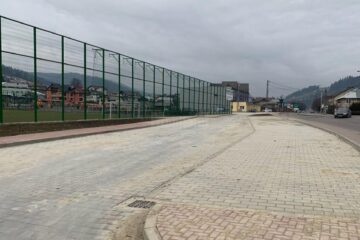 Parcarea nouă amenajată în apropierea stadionului din Vatra Dornei