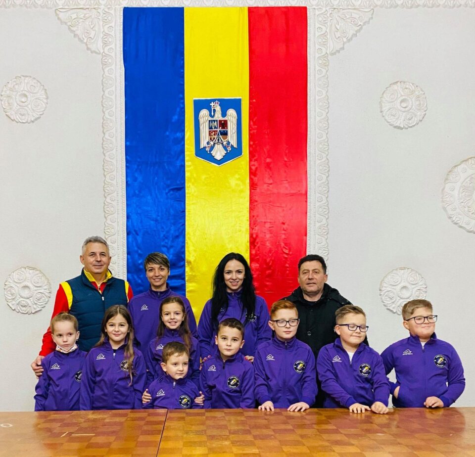 Copiii de la Clubul Sportiv Alessia Athletic Fălticeni, premiați de președintele Federației Române de Atletism Copiii de la Clubul Sportiv Alessia Athletic Fălticeni, premiați de președintele Federației Române de Atletism