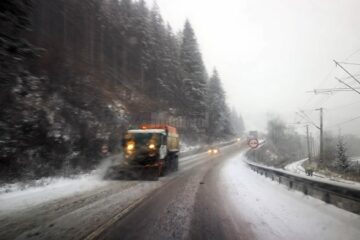 Ploaia înghețată și temperaturile apropiate de 0 grade au favorizat apariția poleiului pe șosele