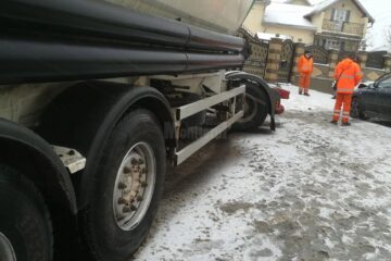 În urma derapajului, autotrenul a ajuns de-a curmezișul drumului