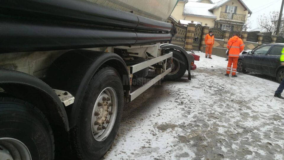 În urma derapajului, autotrenul a ajuns de-a curmezișul drumului În urma derapajului, autotrenul a ajuns de-a curmezișul drumului