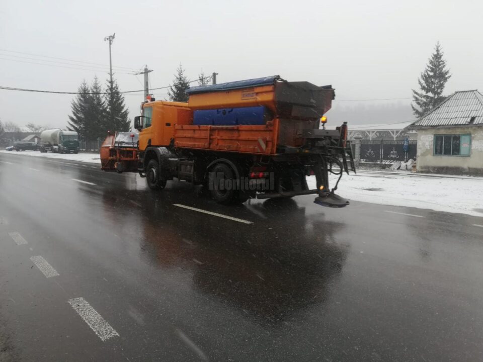 Intervenție de combatere a poleiului pe drumurile din județ Intervenție de combatere a poleiului pe drumurile din județ