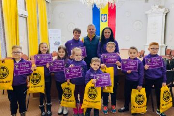 Copiii de la Clubul Sportiv Alessia Athletic Fălticeni, premiați de președintele Federației Române de Atletism
