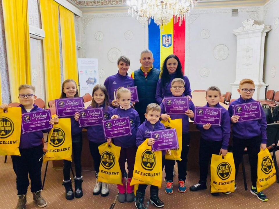 Copiii de la Clubul Sportiv Alessia Athletic Fălticeni, premiați de președintele Federației Române de Atletism Copiii de la Clubul Sportiv Alessia Athletic Fălticeni, premiați de președintele Federației Române de Atletism