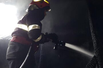 Acoperișul unei case, distrus într-un incendiu la Mitocu Dragomirnei