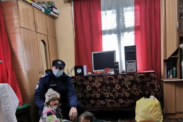 Daruri primite de copii de la Jandarmii Montani