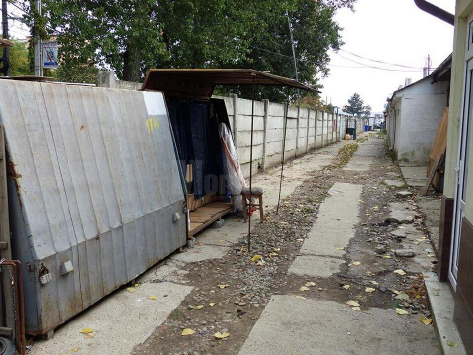 Trei tineri, prinși în timp ce furau din chioșcurile din Bazarul Suceava
