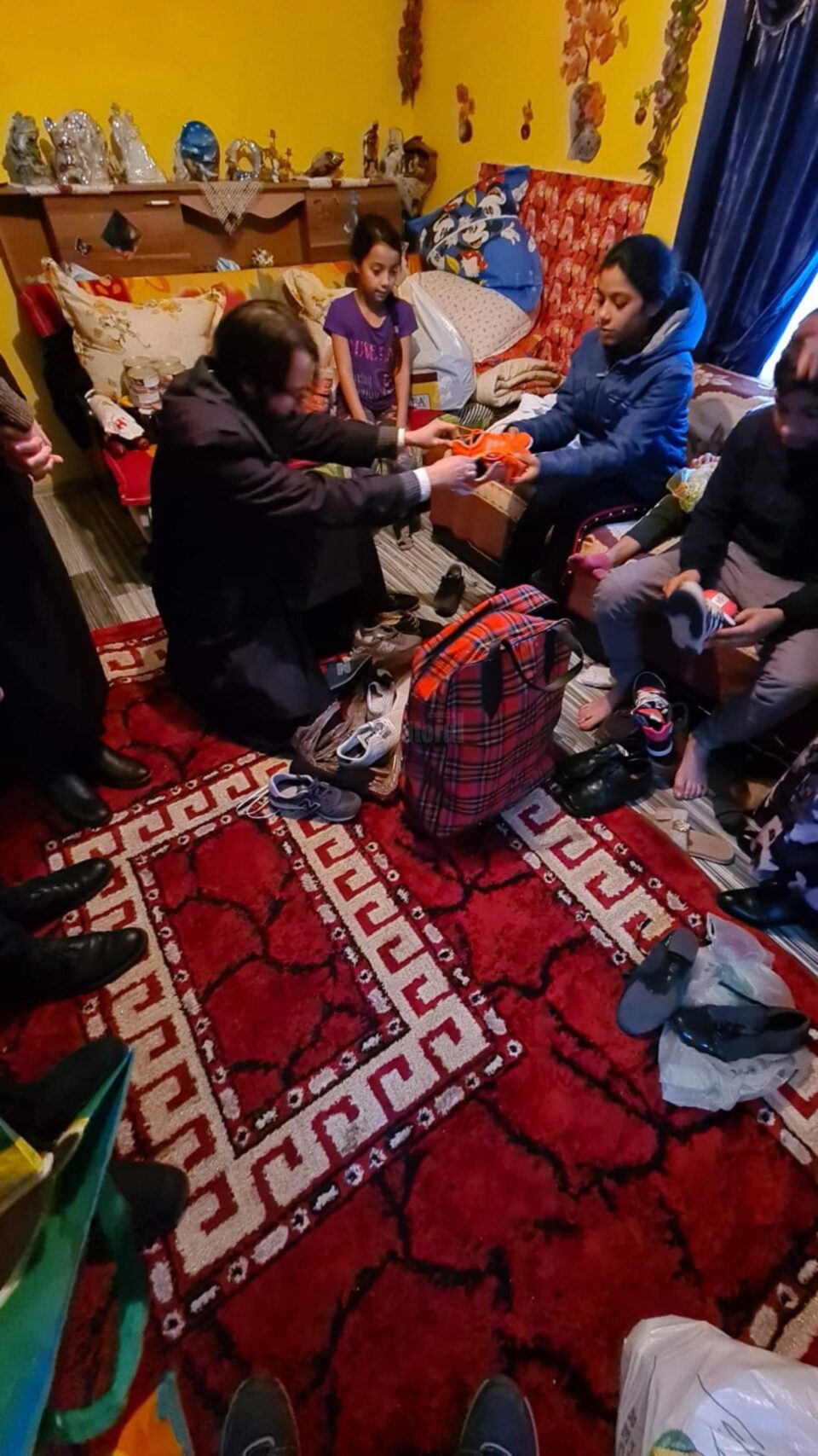 Zeci de oameni s-au alăturat acțiunilor umanitare inițiate de voluntarii Asociației Tinerilor Ortodocși Suceveni