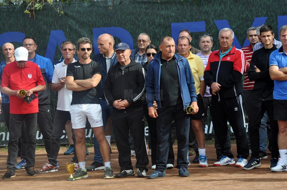 Tenismanii seniori suceveni sunt așteptați să se înscrie la Cupa Select la tenis dublu Tenismanii seniori suceveni sunt așteptați să se înscrie la Cupa Select la tenis dublu