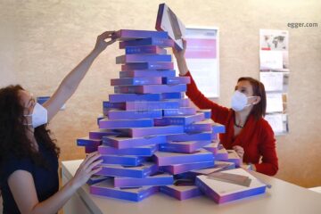 EGGER donează 215 tablete elevilor din comunitatea locală