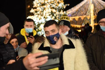 La sosirea la locul de întâlnire liderul AUR avea masca de protecție