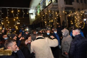 Ca un haiduc, în suman, co-președintele AUR George Simion și-a electrizat simpatizanții din Suceava