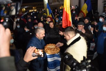 Deputatul AUR de Suceava Florin Pușcasu l-a asteptat pe George Simion cu colac tradițional din Bucovina