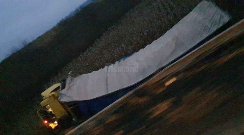 Tir încărcat cu anvelope, răsturnat pe E 85, la Dănila