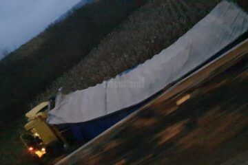 Tir încărcat cu anvelope, răsturnat pe E 85, la Dănila