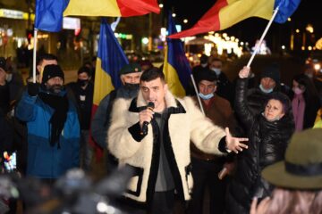 George Simion în mijlocul susținătorilor săi