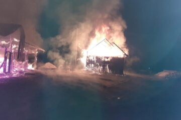 Incendiu foarte puternic, pornit de la o mașină din garaj