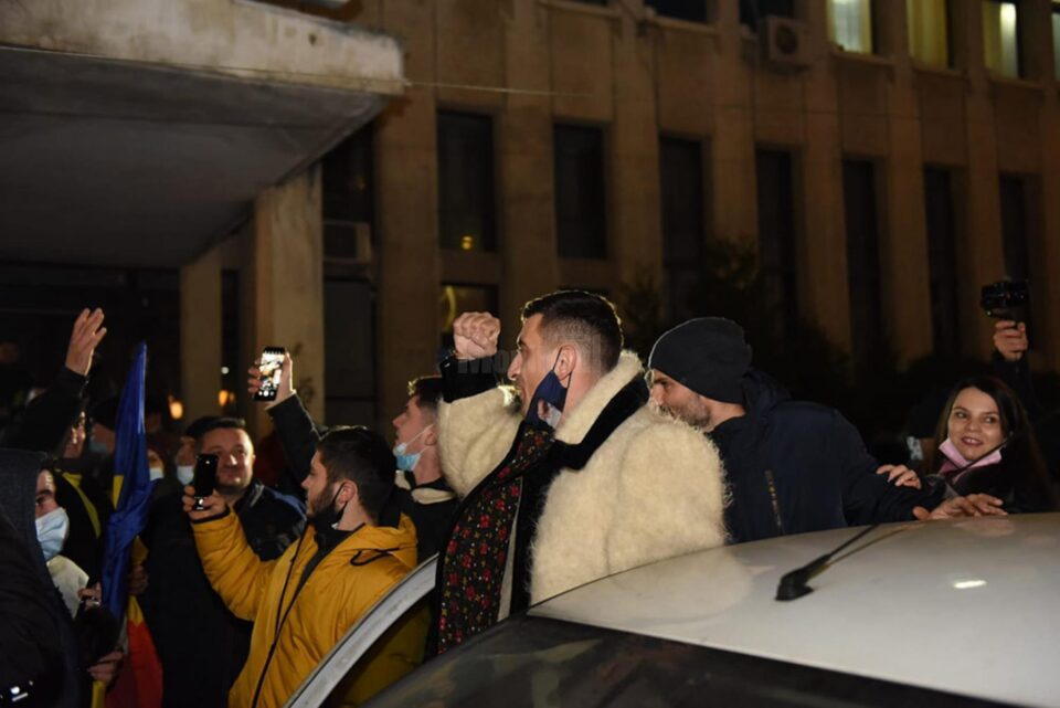Ca un haiduc, în suman, co-președintele AUR George Simion și-a electrizat simpatizanții din Suceava