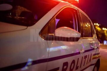 Polițiștii l-au ”convins” pe un șofer să sufle în etilotest după ce l-au încătușat Foto romania24.ro