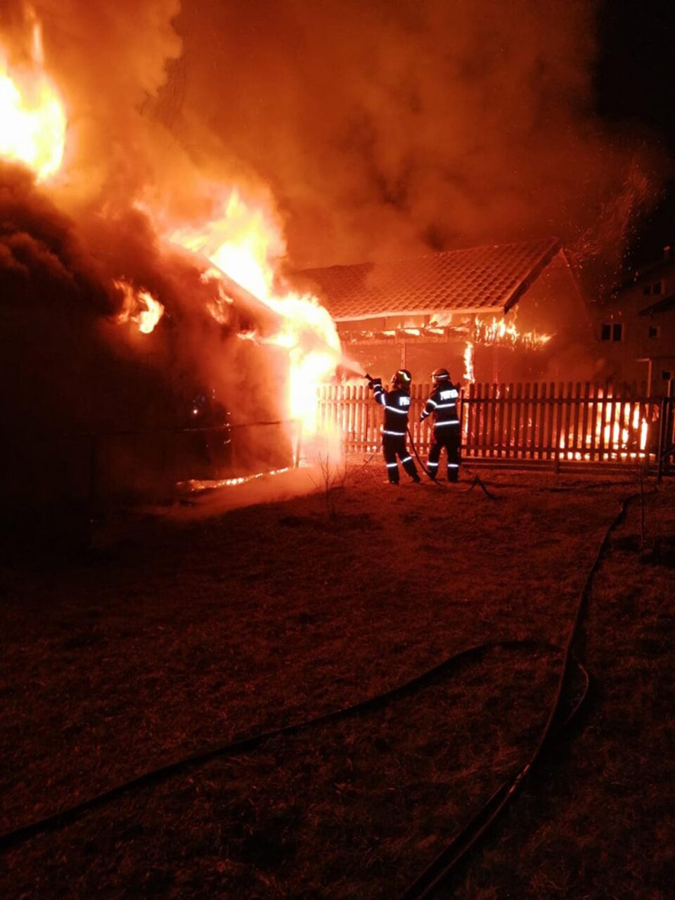 Incendiu foarte puternic, pornit de la o mașină din garaj