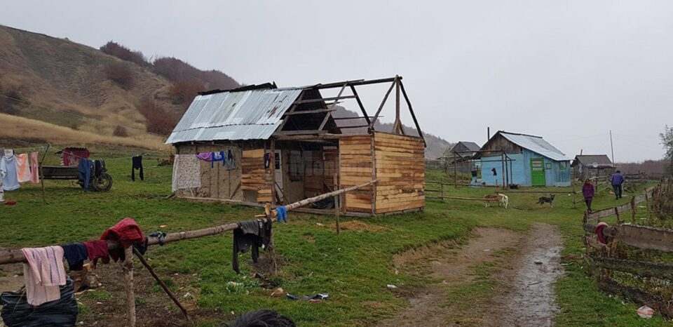 24.000 de lei, donați pentru achiziționarea de îmbrăcăminte și tablete, pentru 30 de copii săraci din cătunul Țâmpoceni