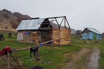 24.000 de lei, donați pentru achiziționarea de îmbrăcăminte și tablete, pentru 30 de copii săraci din cătunul Țâmpoceni