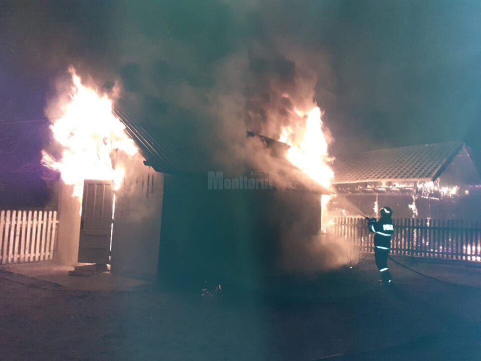 Incendiu foarte puternic, pornit de la o mașină din garaj