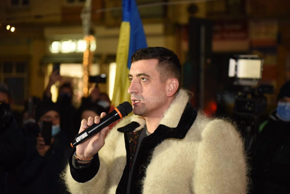 Ca un haiduc, în suman, co-președintele AUR George Simion și-a electrizat simpatizanții din Suceava