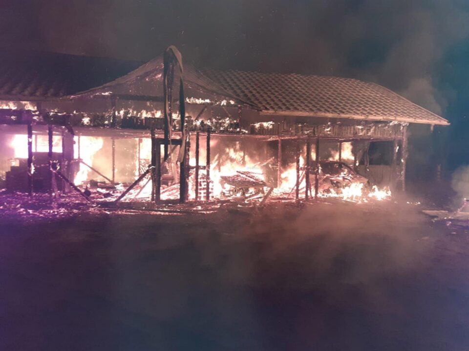 Incendiu foarte puternic, pornit de la o mașină din garaj