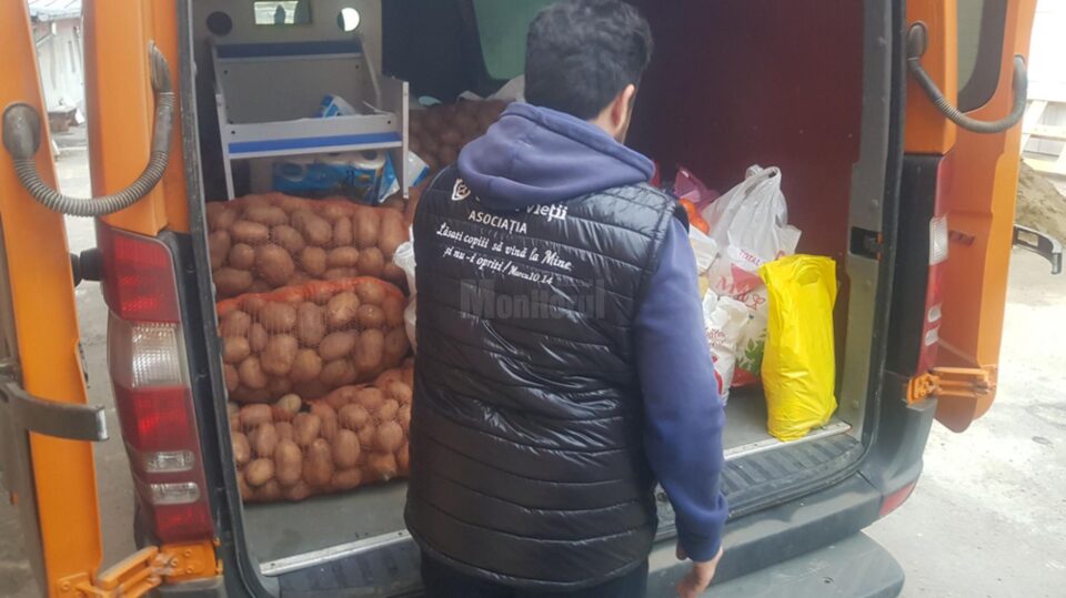 „Îmbracă un copil de sărbători”, campanie susținută de comunitatea din Păltiniș, comuna Panaci