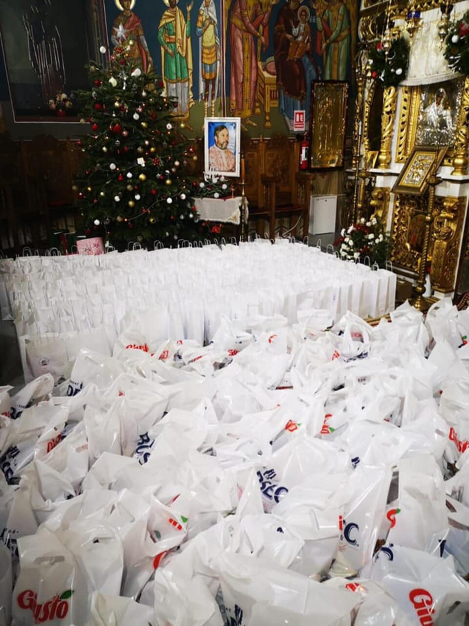 Daruri impartite de biserica prin intermediul voluntarilor la Dolhasca