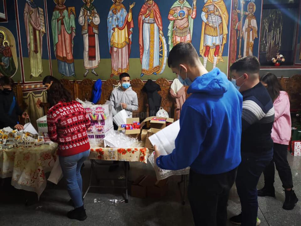 Voluntarii pregatesc cadouri in cadrul Bisericii din Dolhasca