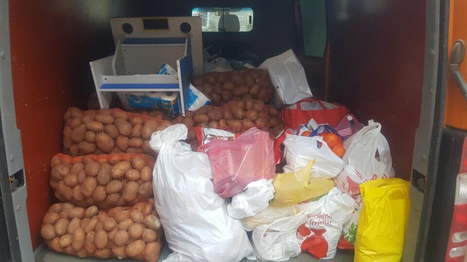 „Îmbracă un copil de sărbători”, campanie susținută de comunitatea din Păltiniș, comuna Panaci
