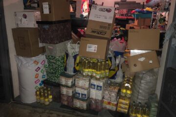 Unul dintre cele trei garaje pline cu alimente, jucării, hăinuțe, încălțăminte și dulciuri pentru copii