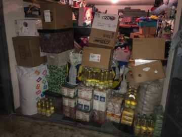 Unul dintre cele trei garaje pline cu alimente, jucării, hăinuțe, încălțăminte și dulciuri pentru copii