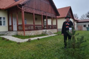 Petrea Dulgheru, mândru de bradul pe care l-a plantat acum doi ani