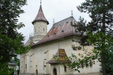 ÎPS Calinic primește, în ziua de Crăciun, grupuri de colindători în curtea Mănăstirii „Sfântul Ioan cel Nou”