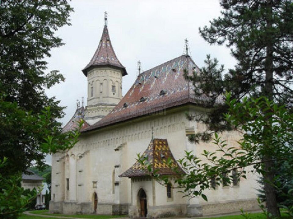ÎPS Calinic primește, în ziua de Crăciun, grupuri de colindători în curtea Mănăstirii „Sfântul Ioan cel Nou”