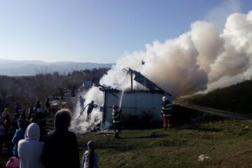 Pompierii de la Gura Humorului au intervenit pentru stingerea incendiului