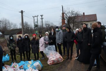 60 de familii necăjite au primit, în prag de sărbători, pachete cu alimente din partea voluntarilor ATOS