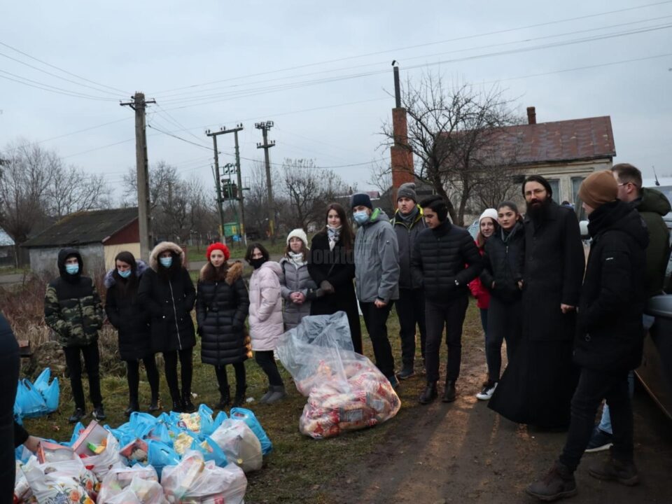 60 de familii necăjite au primit, în prag de sărbători, pachete cu alimente din partea voluntarilor ATOS